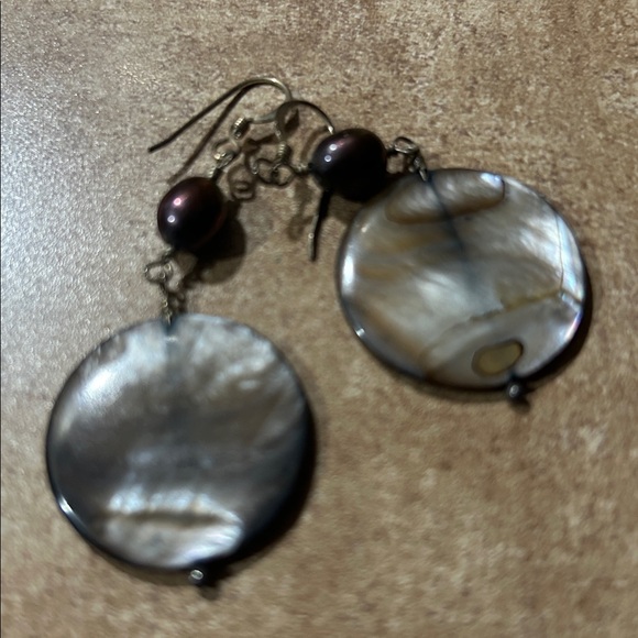 Elegant Shell Pendant Necklace and Earring Set - Picture 2 of 4